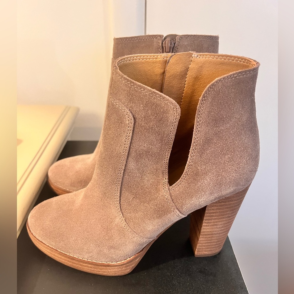 Lucky Brand Quiselle Heeled Ankle Booties Lux Mink Suede Leather Size 6 1/2